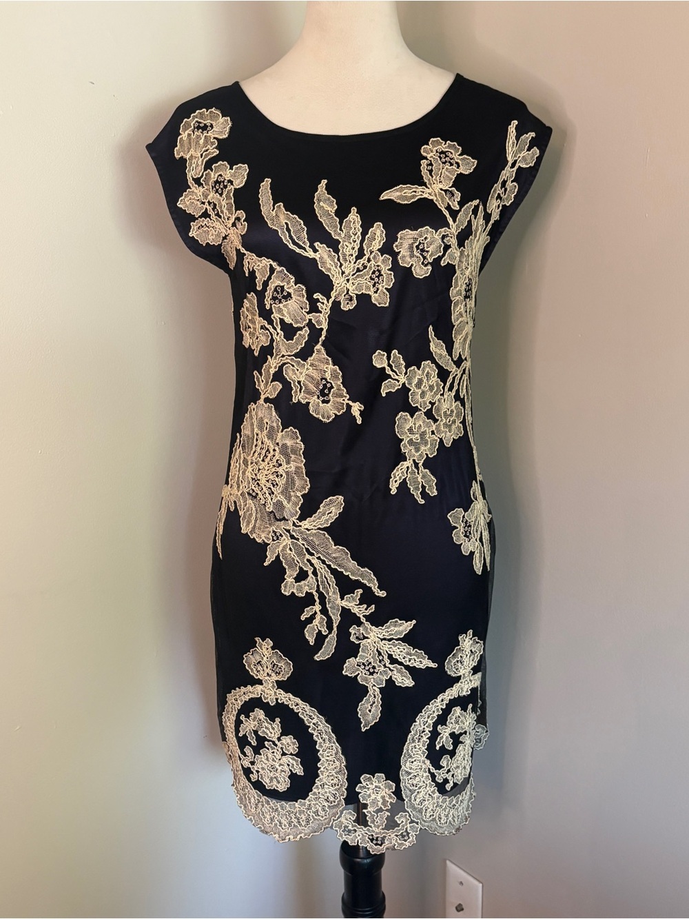 Yoana Baraschi Black Cream Embroidered Lace Mesh Sheath Cocktail Dress Size 2